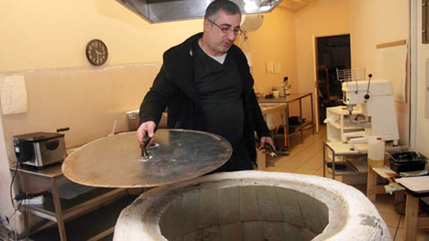 Iason Adamashvili näitab Alaverdi korralikku Gruusia leivaahju, mille ehitamiseks kulus muu seas 200 kilo jämedat soola, palju savi ja kotiriiet. Tänu ahjule ja tublile pagarile saab nüüd hommikust õhtuni osta sooja gruusiapärast leiba.