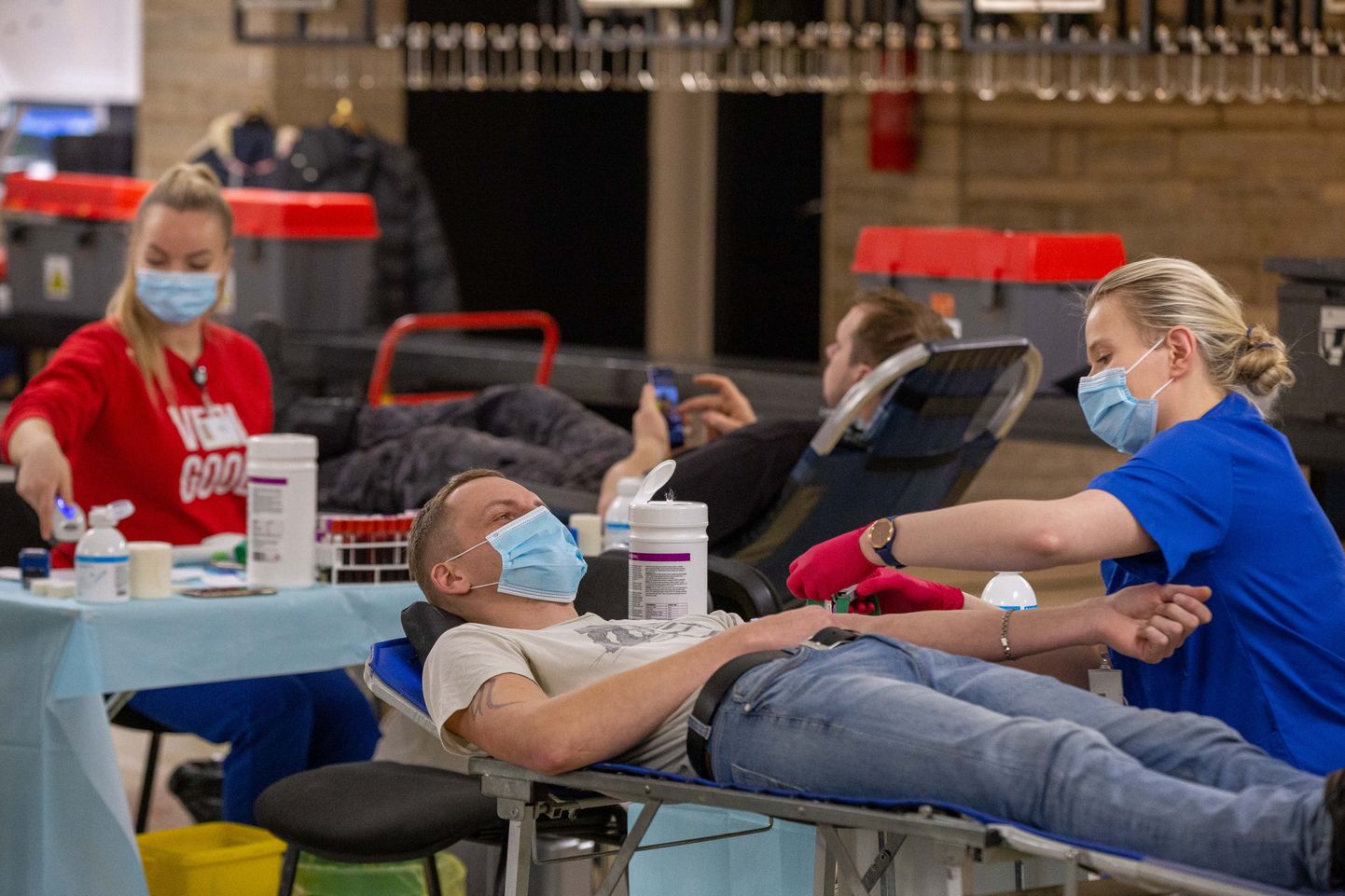 Inimesed doonoripäeval verd annetamas.