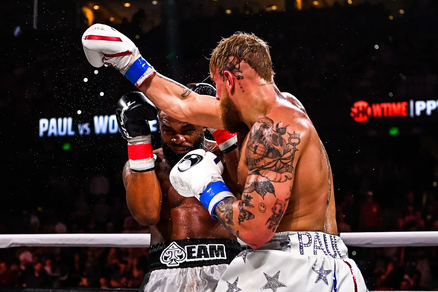 Jake Paul (paremal) alistas endise UFC-tšempioni Tyron Woodley,