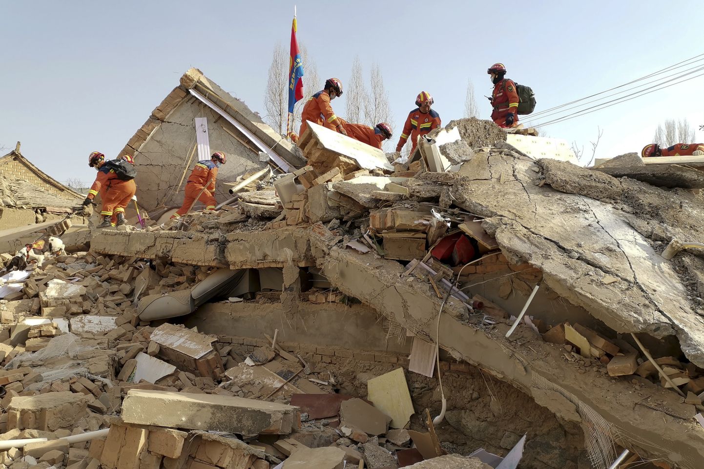Päästetöötajad otsimas ellujäänuid kokkuvarisenud hoonetest Hiinas Dahejias.