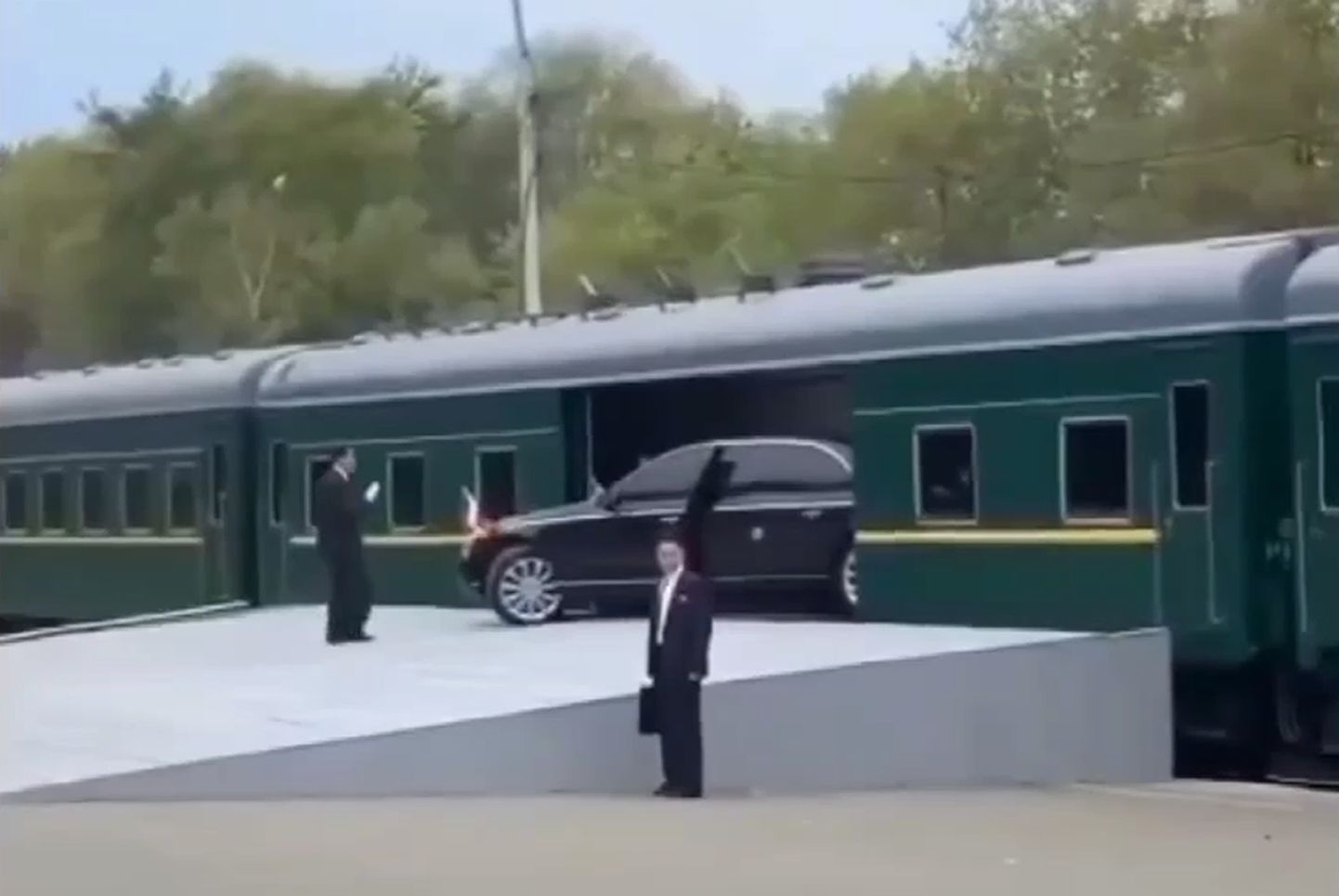 В Сети появилось видео, как Maybach Ким Чен Ына завозят в бронепоезд в России