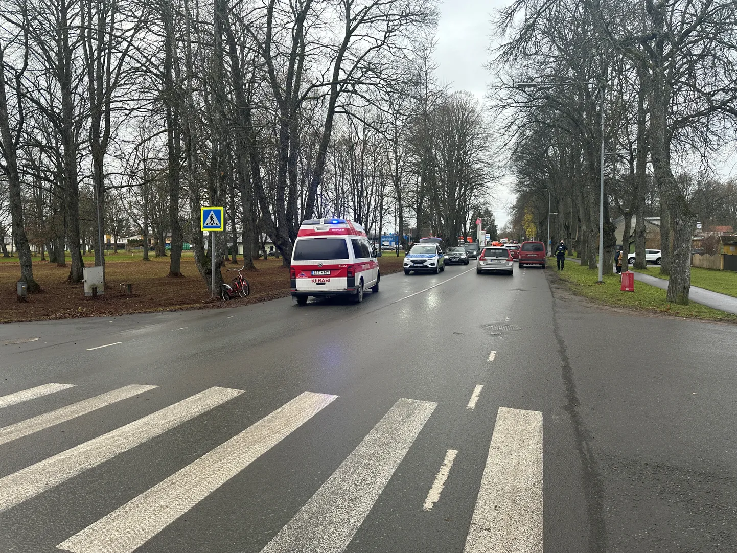 Vanem jalgrattur jäi ülekäigurajal auto alla.