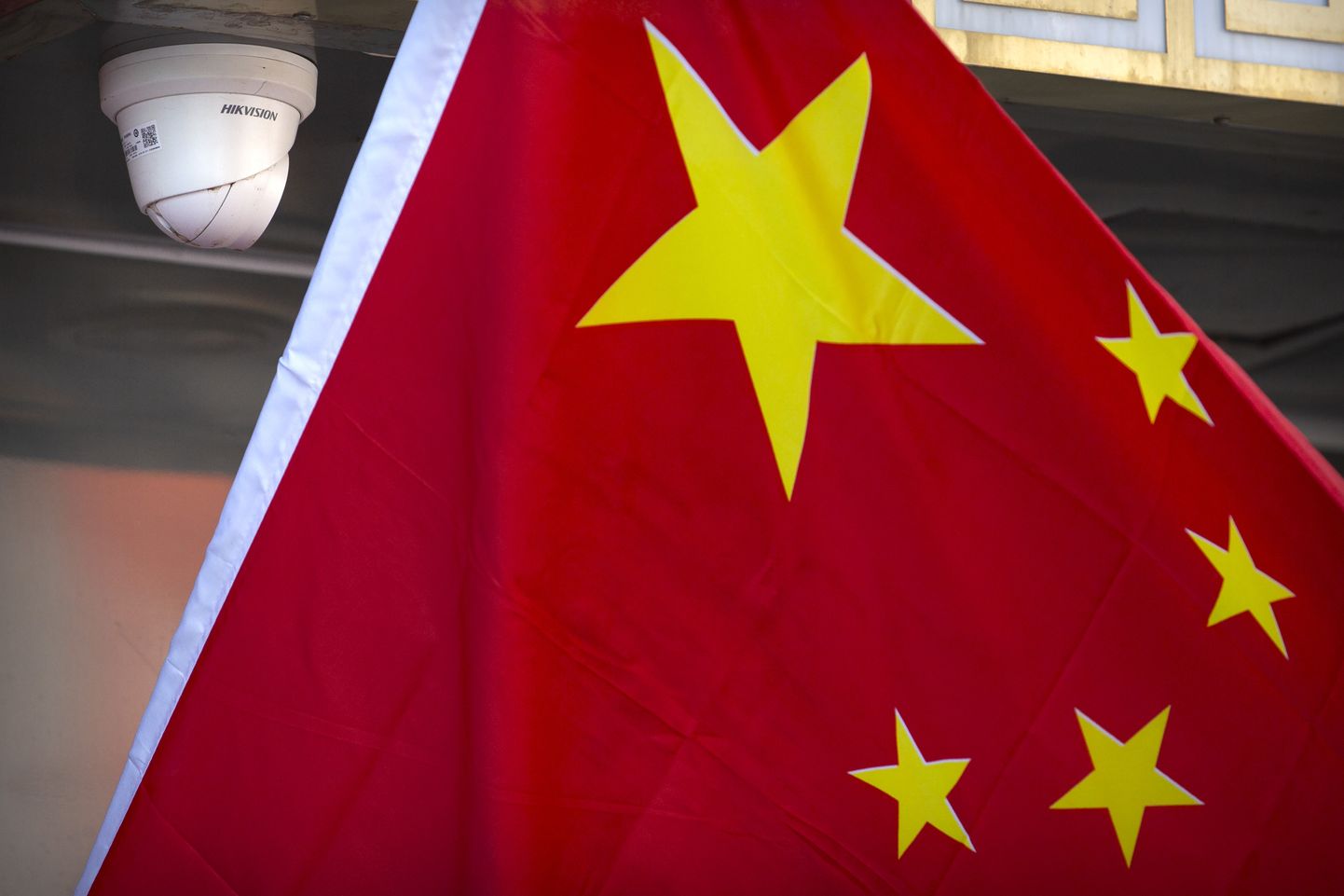 Hiina lipp turvakaamera kõrval.