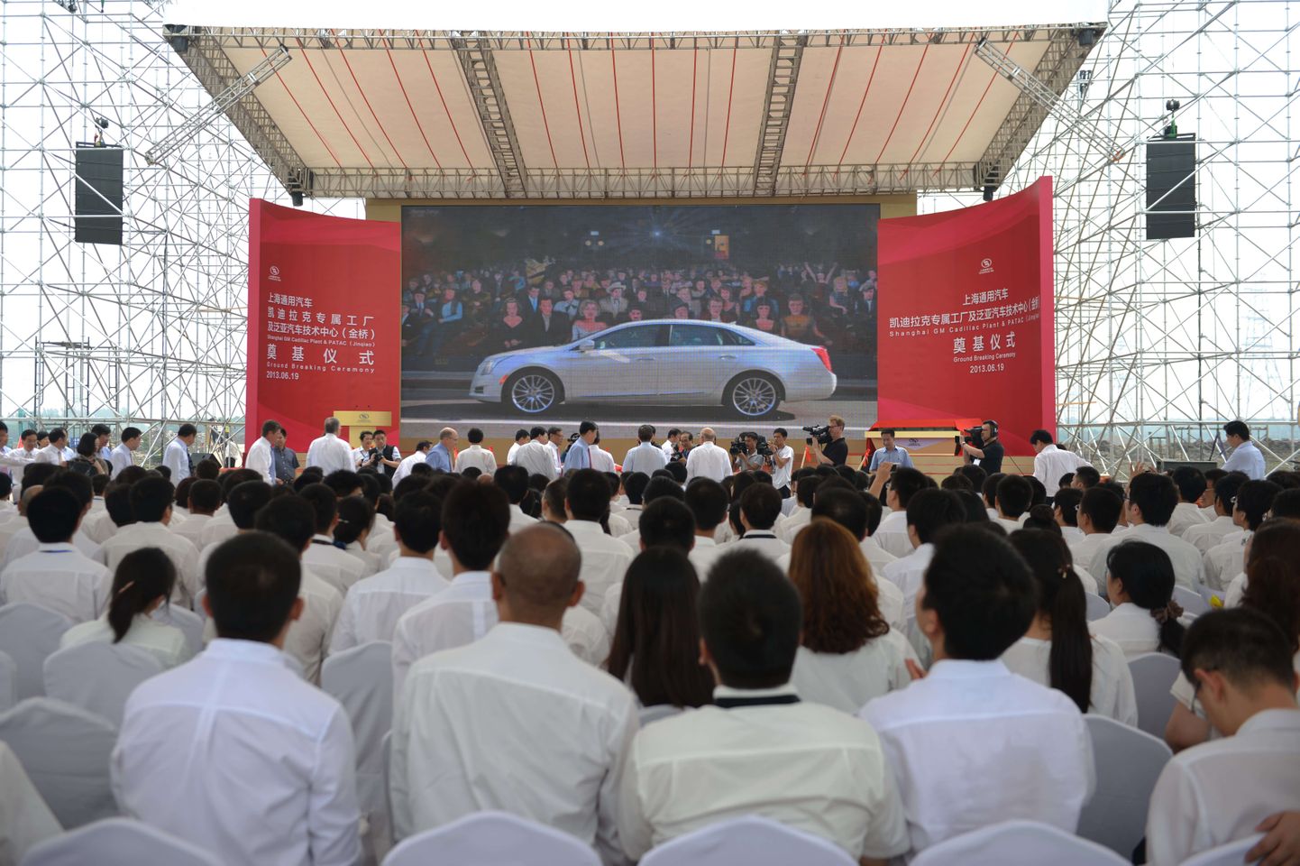 Külalised 1,3 miljardi dollarit maksva mineva Shanghai General Motorsi tehase tutvustustseremoonia algust ootamas.