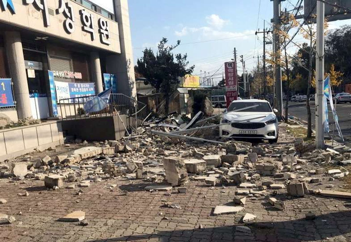 Pohangi tänaval maavärina tagajärjel tekkinud kahjustused.