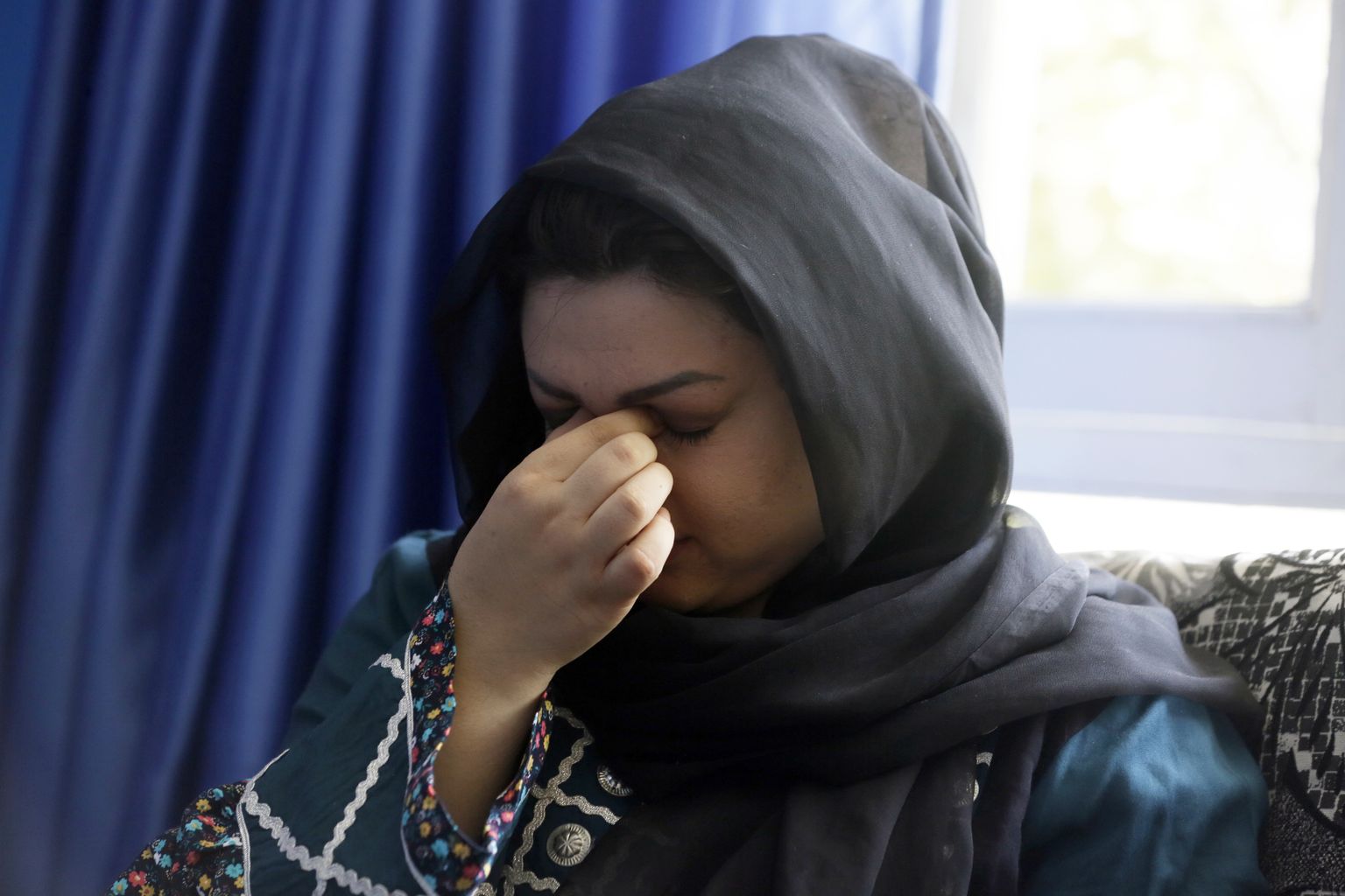 Naiste õiguste aktivist Zarmina Kakar nutmas AP intervjuu ajal.