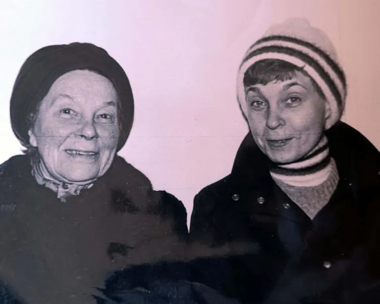 Emaga Tallinna sadamas 1980. aastal. Ema tuli tütart saatma järjekordsele kontserdireisile Soome.