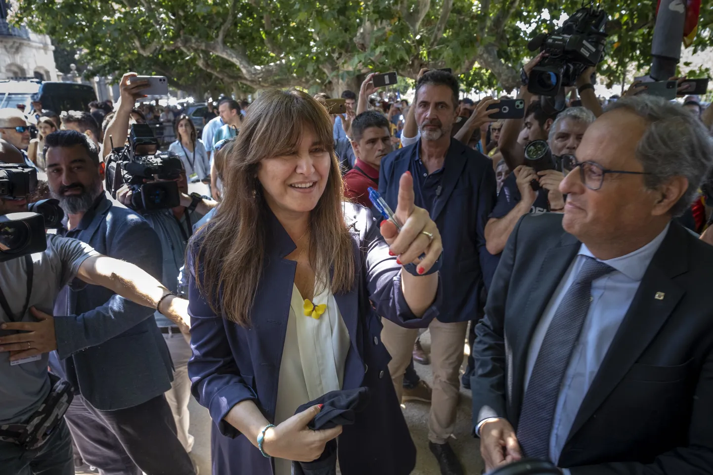Kataloonia parlamendi juht Laura Borras (keskel).