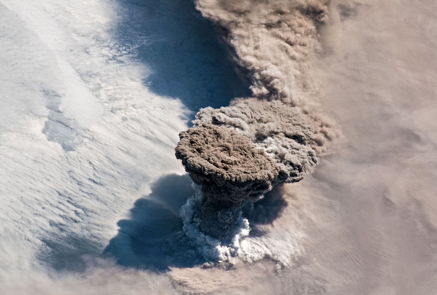 Vaikset ookeani ümbritse Vaikse ookeani tulerõngas on suure seismilise aktiivsusega vulkaaniline ala. Pildil Kuriil saare vulkaanipurse 2019. aastal.