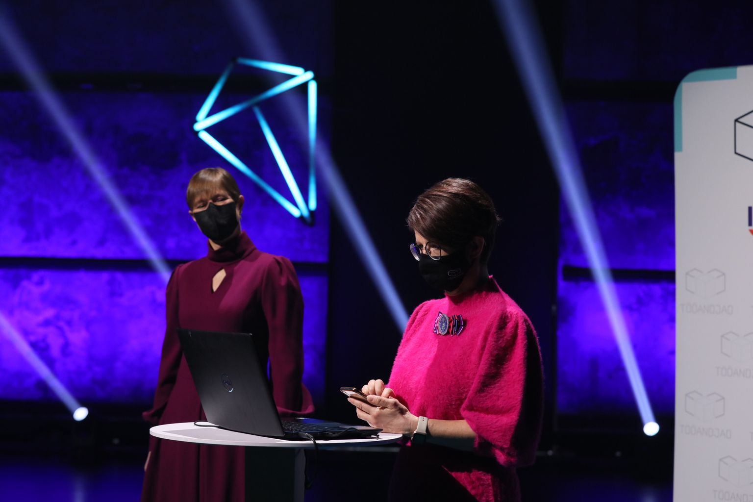 Kai Realo ja Kersti Kaljulaid kokkulepet allkirjastamas.