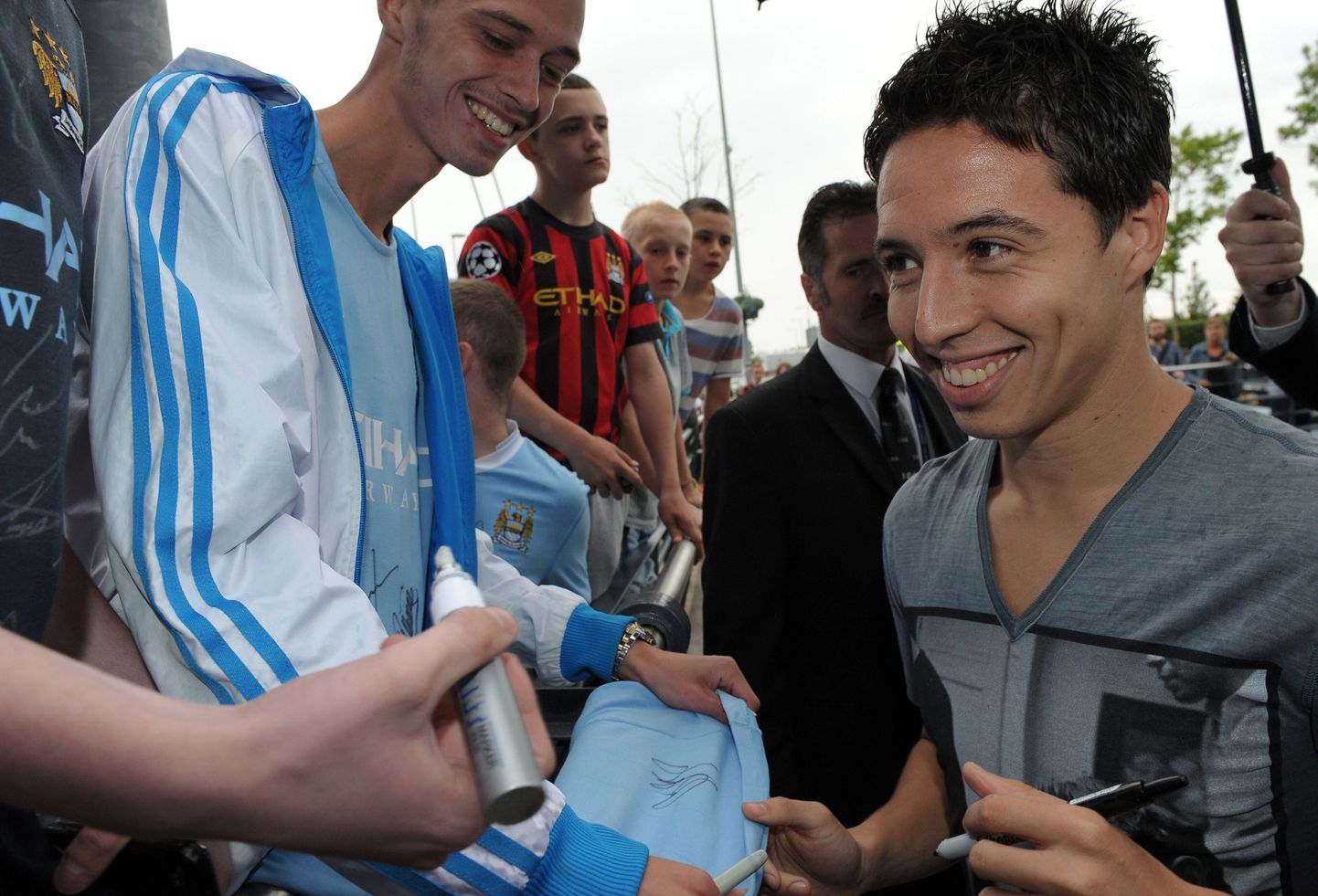 Samir Nasri Manchester City fännidele autogramme jagamas