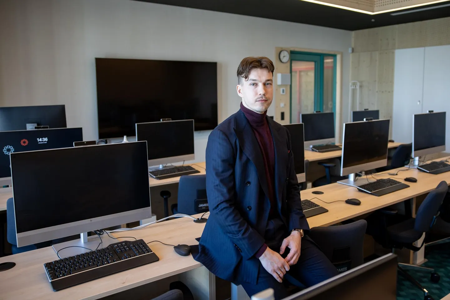 Tallinna Pelgulinna riigigümnaasiumi direktor Indrek Lillemägi kooli arvutiklassis.