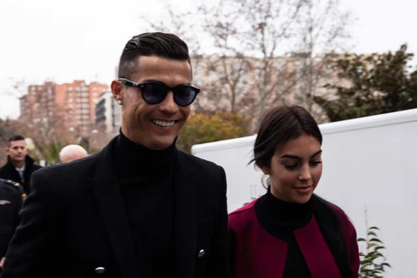 Cristiano Rolando lahkus koos hispaanlannast tüdruksõbra Georgina Rodrigueziga Madriidi kohtumajast heatujulisena.
