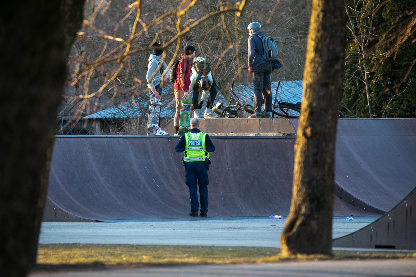 Полиция следит за Раквереским скейт-парком.