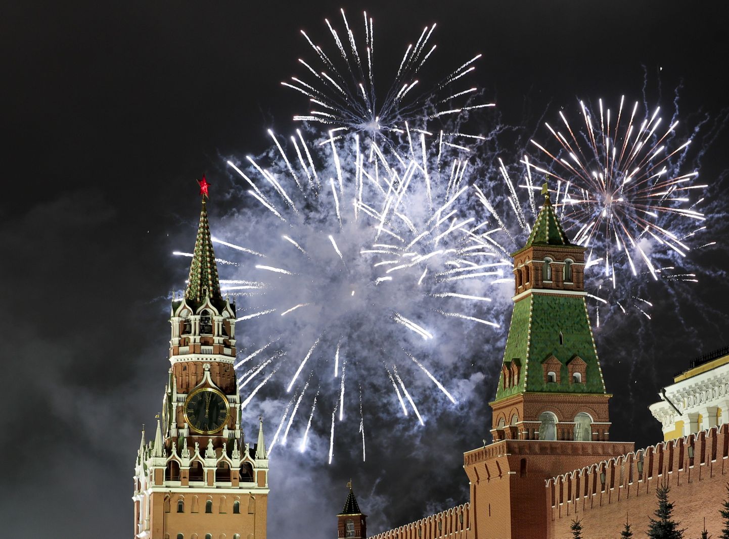 Новогодний салют в Москве на Красной площади