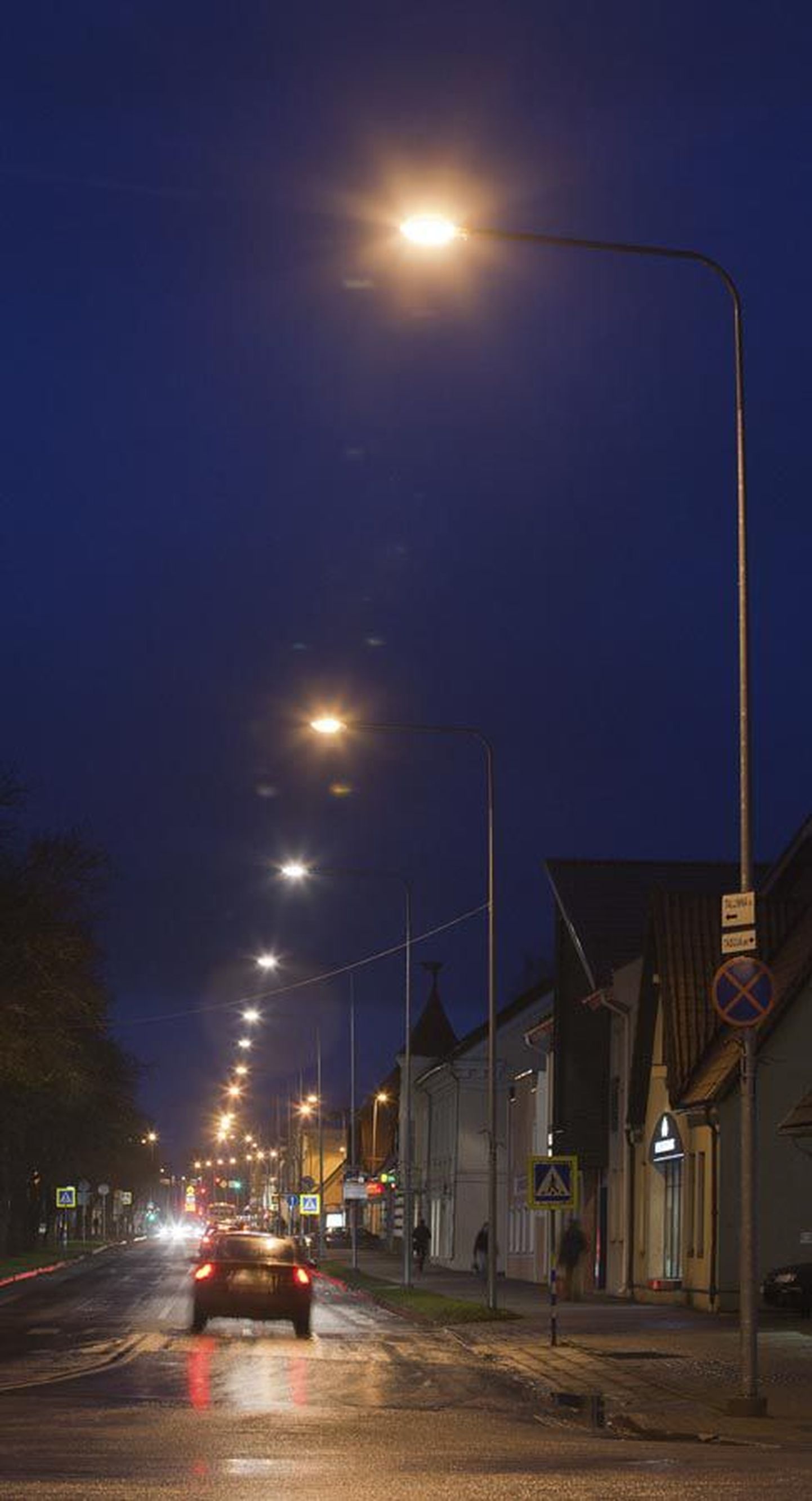 Viljandi tänavad on pimedal ajal küll valgustatud, kuid lambid vajaksid kiiresti vahetamist. Praegu neelavad need palju elektrit ja annavad vähe valgust.