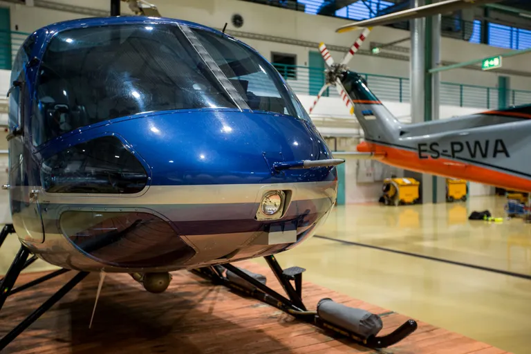 Müügis olev kopter Enstrom 480B ootab uut omanikku lennusalga angaaris.