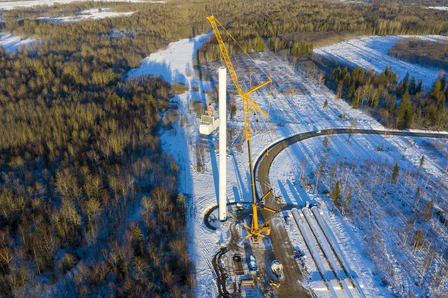Первый ветряк в Пуртсеском ветропарке установлен, скоро появятся также остальные четыре, и все они уже нынешней весной начнут производить электроэнергию.