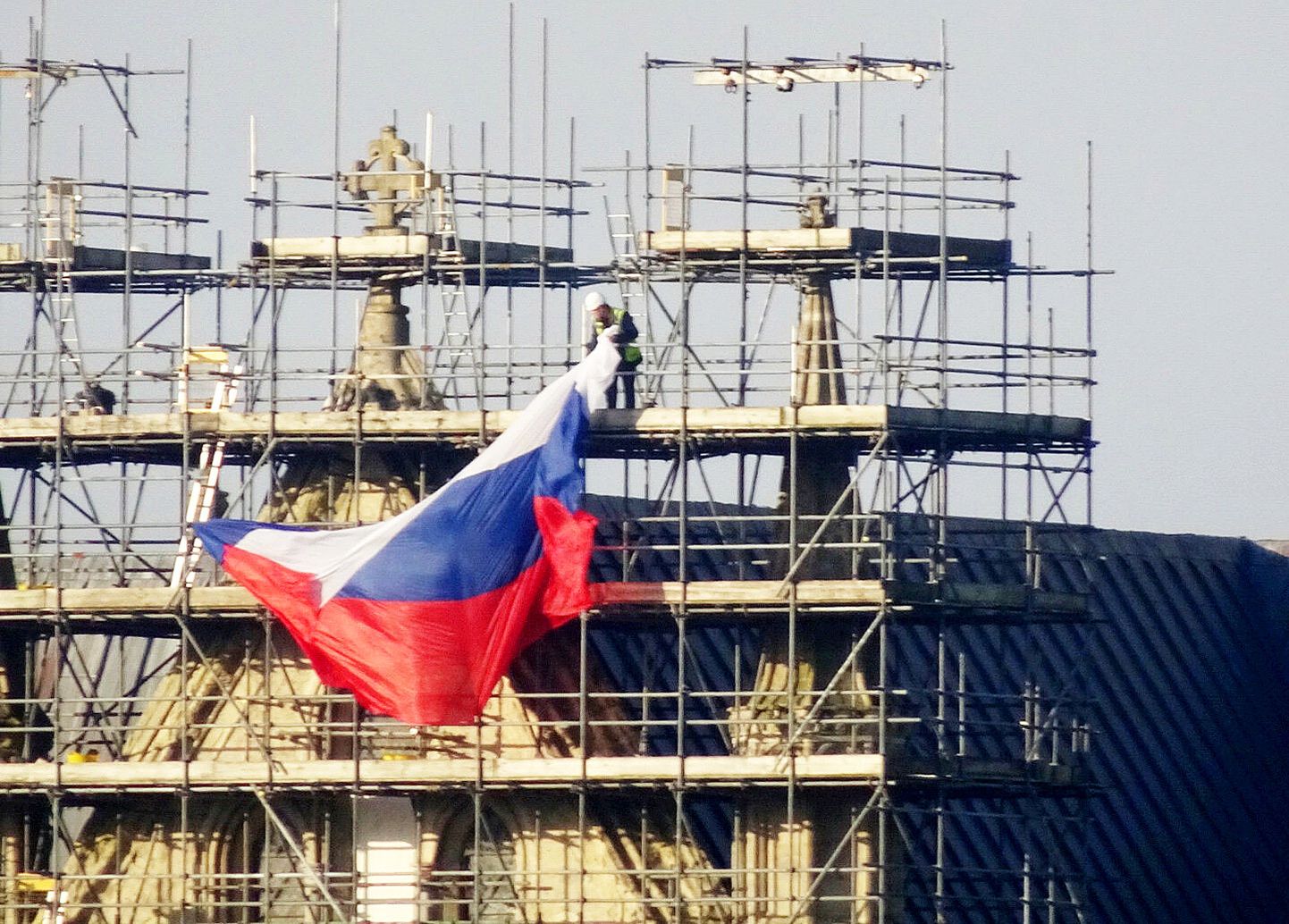 Töömehed eemaldamas Vene lippu Salisbury katedraali tellingutelt.