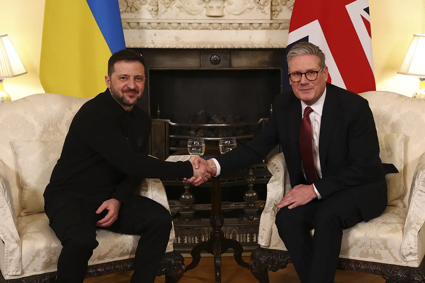 Ukrainas prezidents Volodimirs Zelenskis un Lielbritānijas premjerministrs Kīrs Stārmers