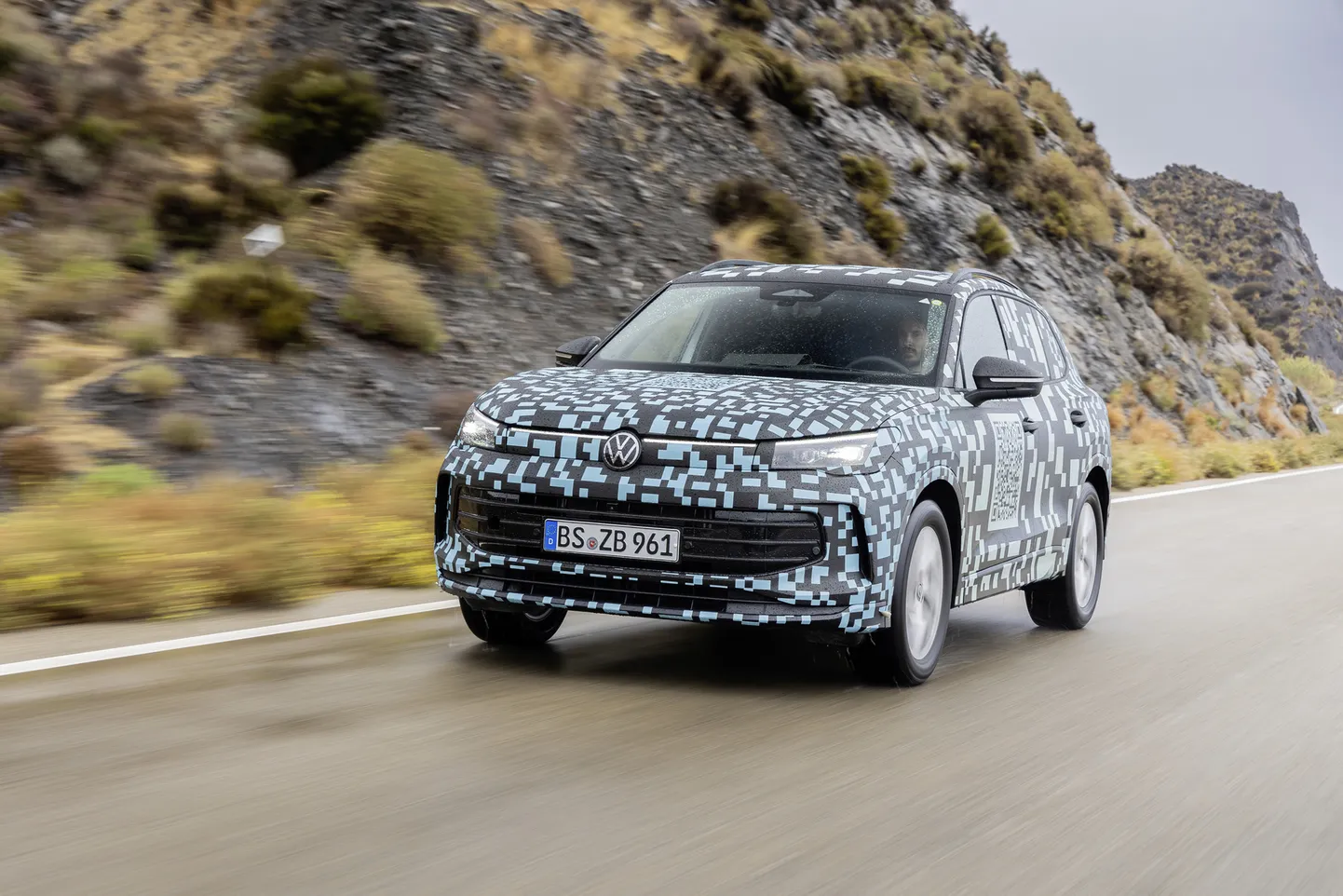 Uus Tiguan on umbes kolm sentimeetrit eelkäijast pikem, kuid kõrgus, laius ja teljevahe jäävad peaaegu samaks. Elektriga on läbisõit kuni 100 km.