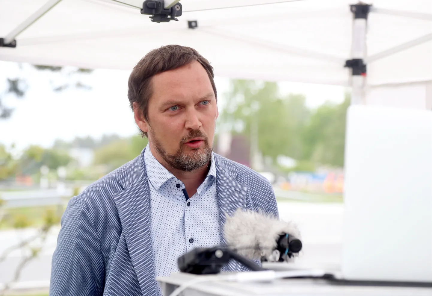 Olaines domes priekšsēdētājs Andris Bergs piedalās protesta akcijā Jelgavas šosejas A8 12. kilometrā pie pagrieziena uz Medemciemu, kurā iedzīvotāji protestē pret VAS "Latvijas Valsts ceļi" ieceri slēgt kreiso pagriezienu iebraukšanai Medemciemā no Rīgas puses, novirzot satiksmes plūsmu pa nedrošo A8 un A5 divlīmeņu satiskmes mezglu.