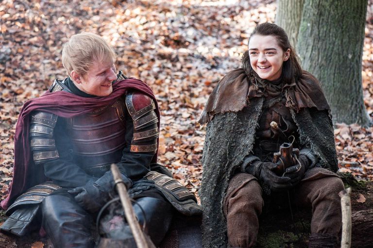 «Troonide mäng». Haruldane hetk: Arya Stark (Maisie Williams) naeratab episoodilisele Lannisteride sõdurile.