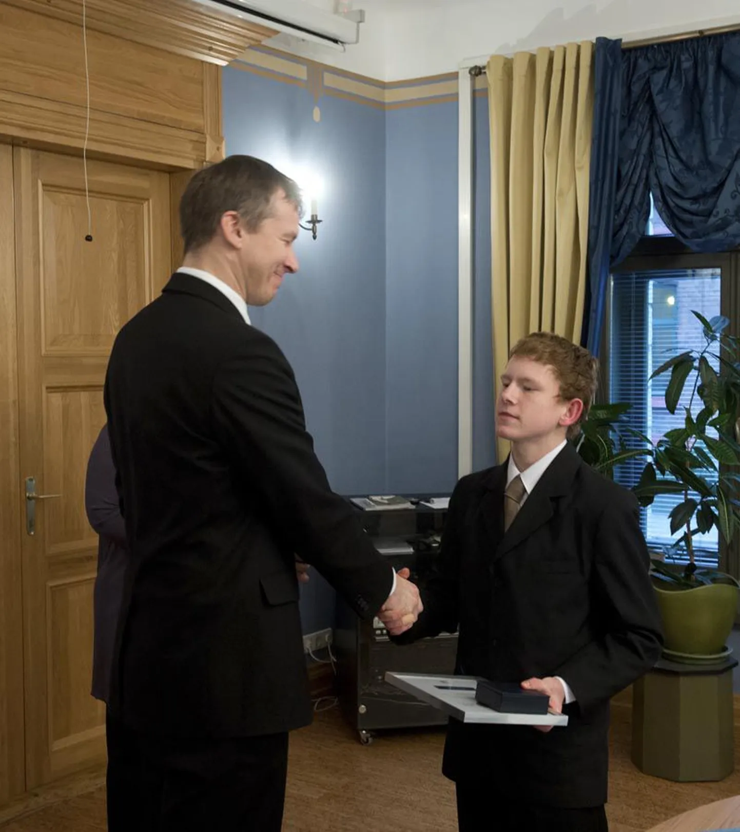 Peaprokurör Normas Aas andis kodanikujulguse aumärgi Heimtali koolis õppivale Harri Valgele.
