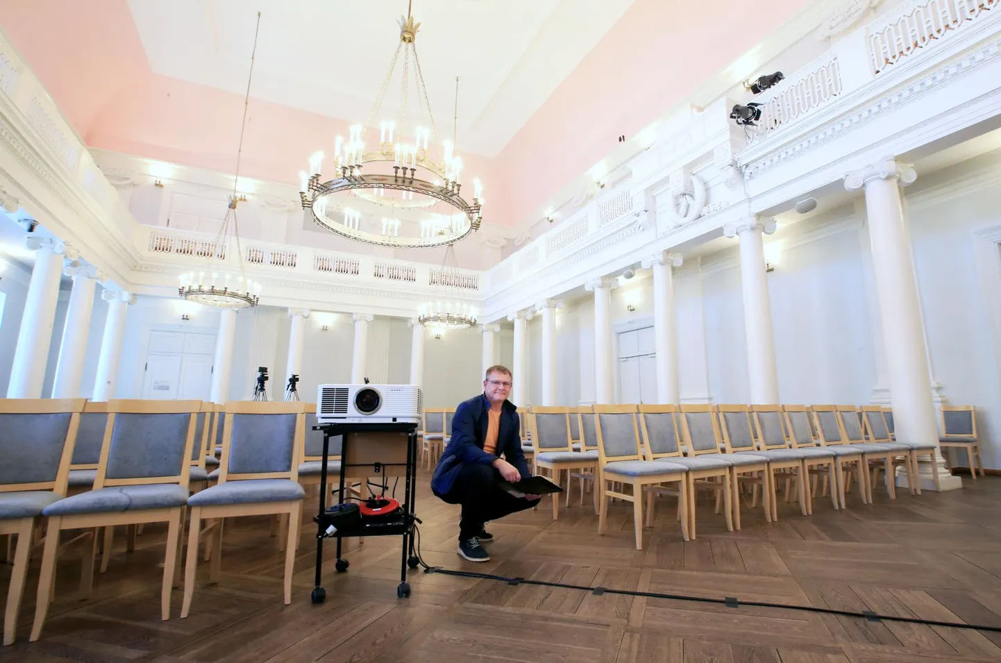 Laest kaob põrsaroosa ja põrandalt kaabliussid, võttis Tartu ülikooli aula suure remondi tajutavamad muutused kokku ülikooli kinnisvaraosakonna arendustalituse juhataja Viljo Vider.