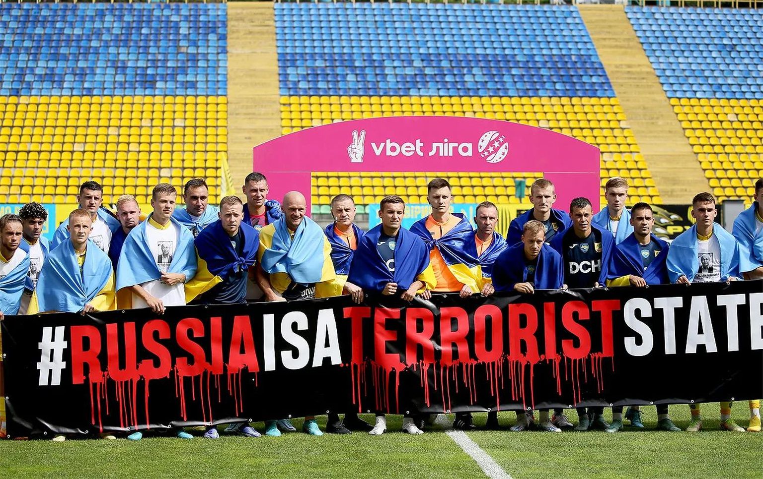 Lvivi Ruhhi ja Harkivi Metalisti mängijad enne kohtumise algust plakatiga, mis ütleb, et Venemaa on terroristlik riik.