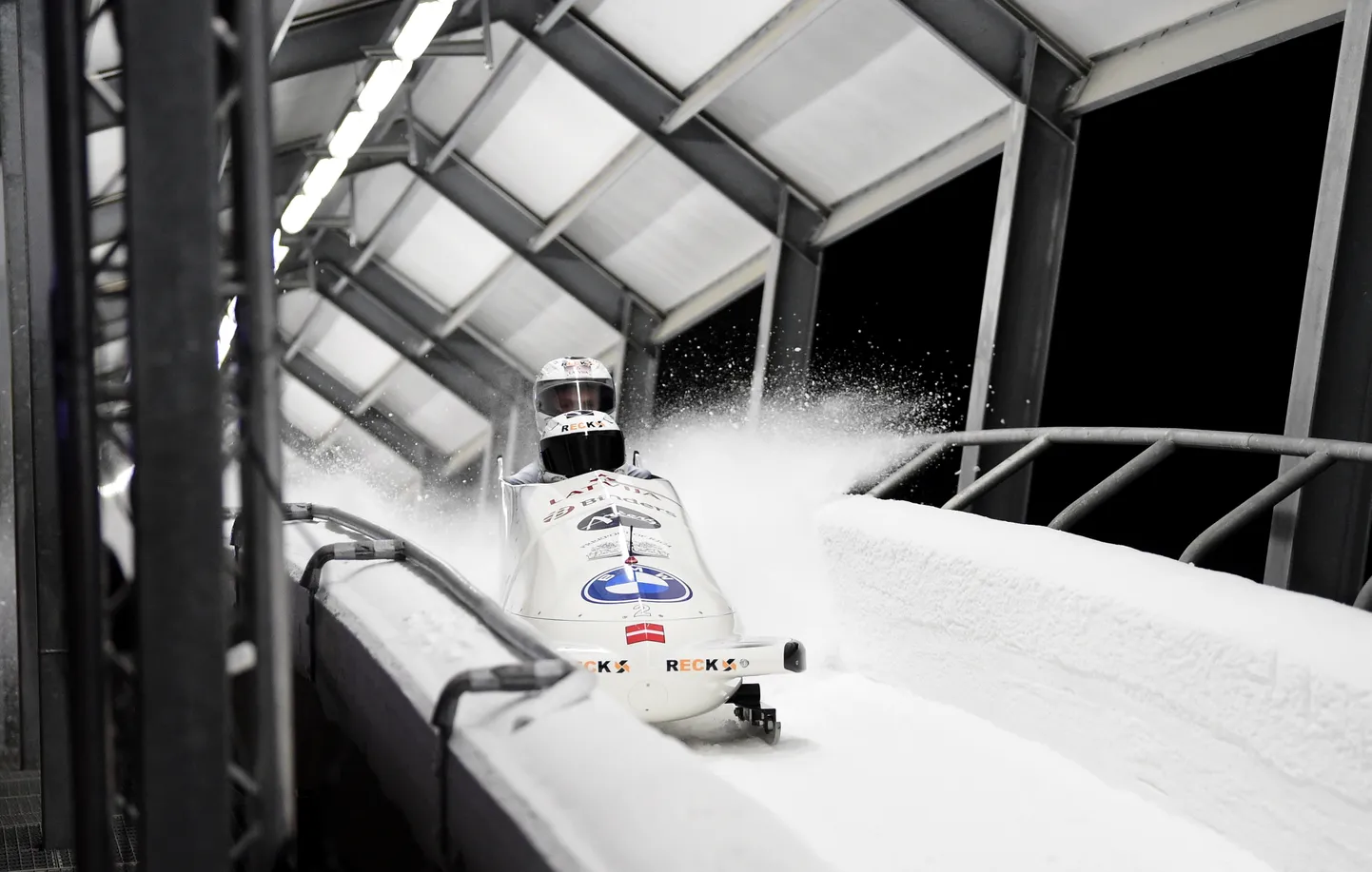 Latvijas bobslejisti Oskars Ķibermanis un Matīss Miknis.