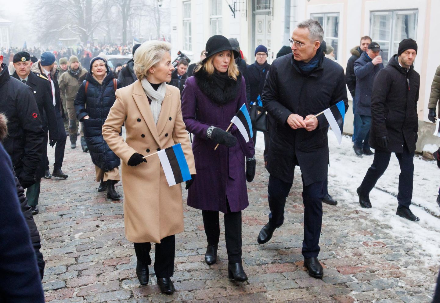 Euroopa Komisjoni president Ursula von der Leyen (vasakult), peaminister Kaja Kallas ja NATO peasekretär Jens Stoltenberg kõndisid Komandandi aiast pidulikult lipuheiskamiselt Stenbocki majja.