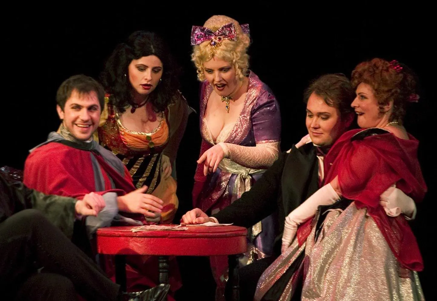 “La Traviata” põhineb tõestisündinud lool, selle peaosalise prototüübiks on Pariisi omaaegne kuulus kurtisaan. Violettat laulab Pärnus vanemuislane Alla Popova. 

Arhiiv