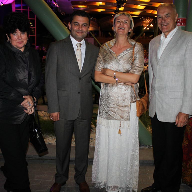 Linda ar jauno vīru Hosamu Abu Meri un humoristes Janas Duļevskas vecākiem pagājušajā vasarā apmeklēja Marijas Naumovas koncertu Dzintaru koncertzālē 