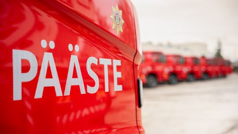 Päästjad aitasid avariisse sattunud rollerauto juhti ja kustutasid põlenguid