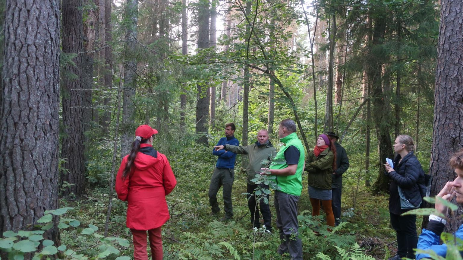 Metsaülem Tiit Timberg (rohelise vestiga) lubab kohalike ettepanekutega igati arvestada.