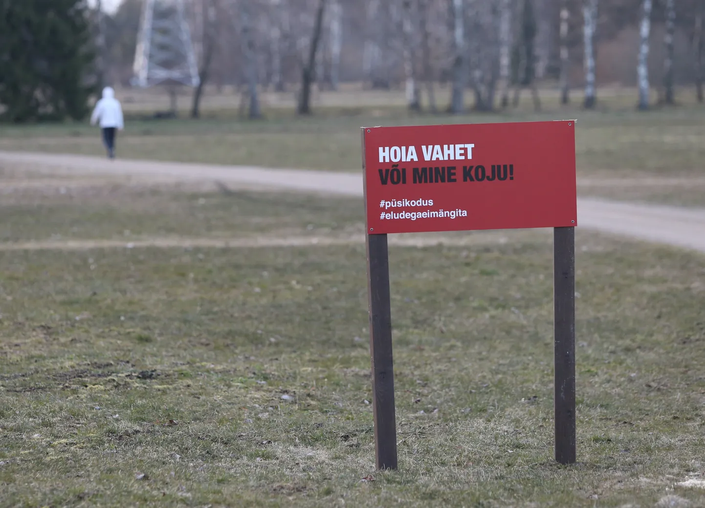 Ettevaatlikkusele manitsev silt Tartus Tähtvere spordipargi juures.