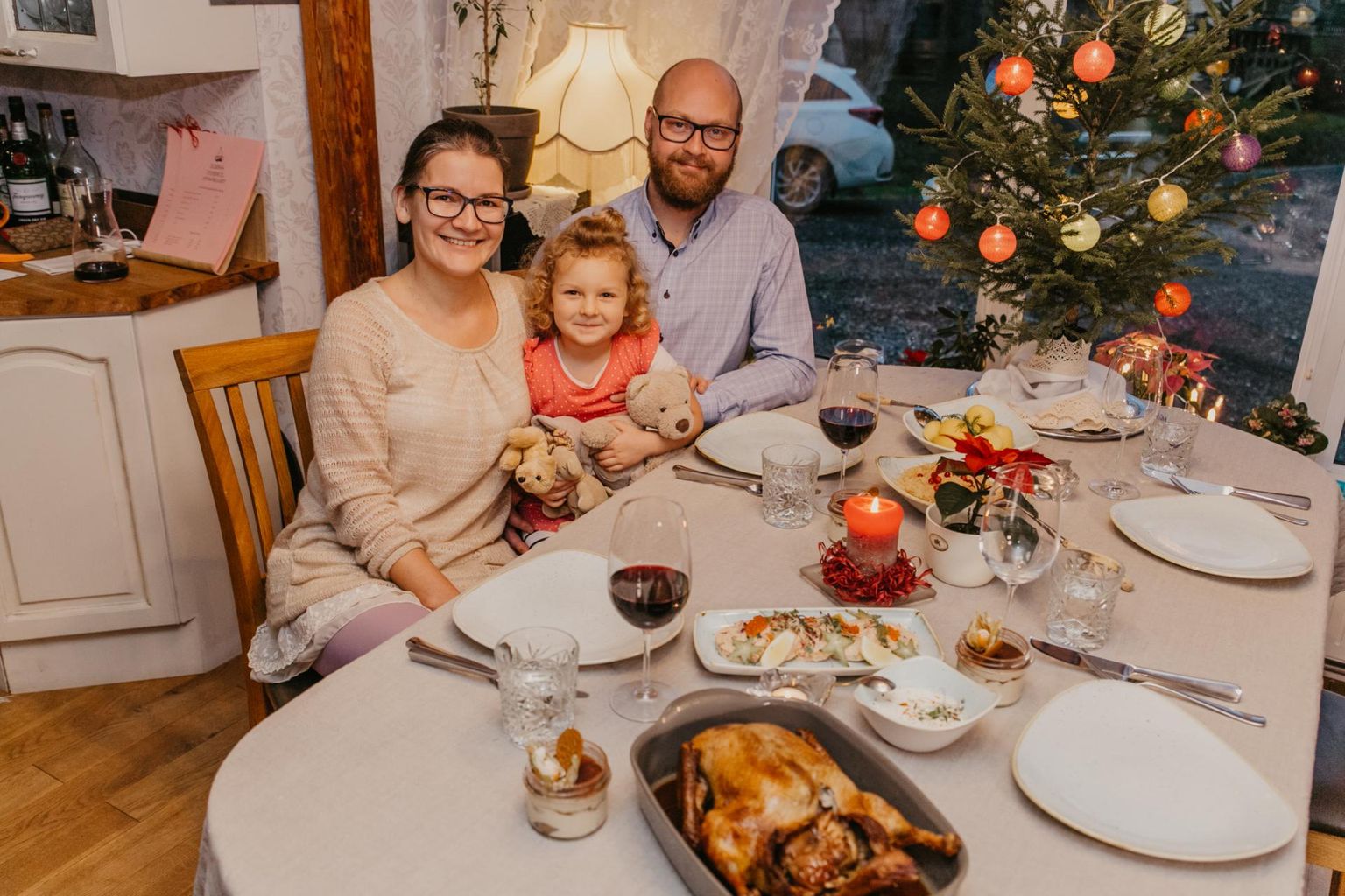 Jõulud võivad tulla: Evely Kasemaa-Lilleste, Tanel Lilleste ja tütar Emily ning nende pühaderoogade klassika- kalaterriin, õuntega täidetud ahjupart ja jõulumaitseline tiramisu.