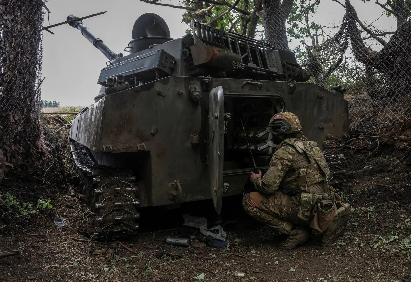 Ukraina sõdurid valmistamas ette liikurhaubitsat 2S1 Gvozdika Vene positsioonide pihta tulistamiseks Donetski oblastis 21. mail 2024. aastal.