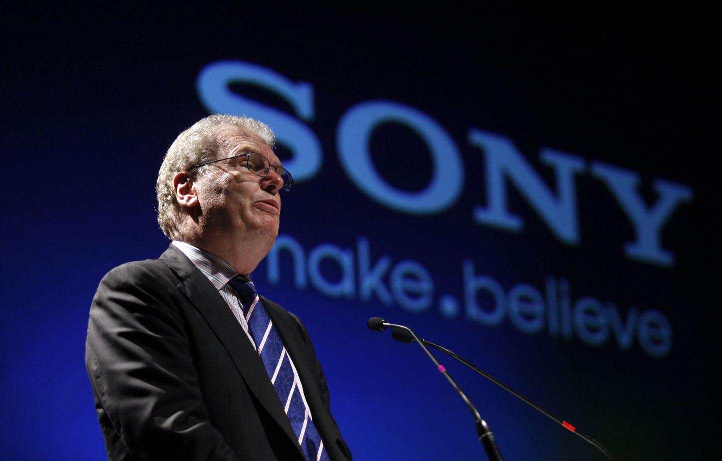 Sony Corp juhatuse esimees Howard Stringer hoiatas üha tõsisemaks muutuva küberkuritegevuse eest.