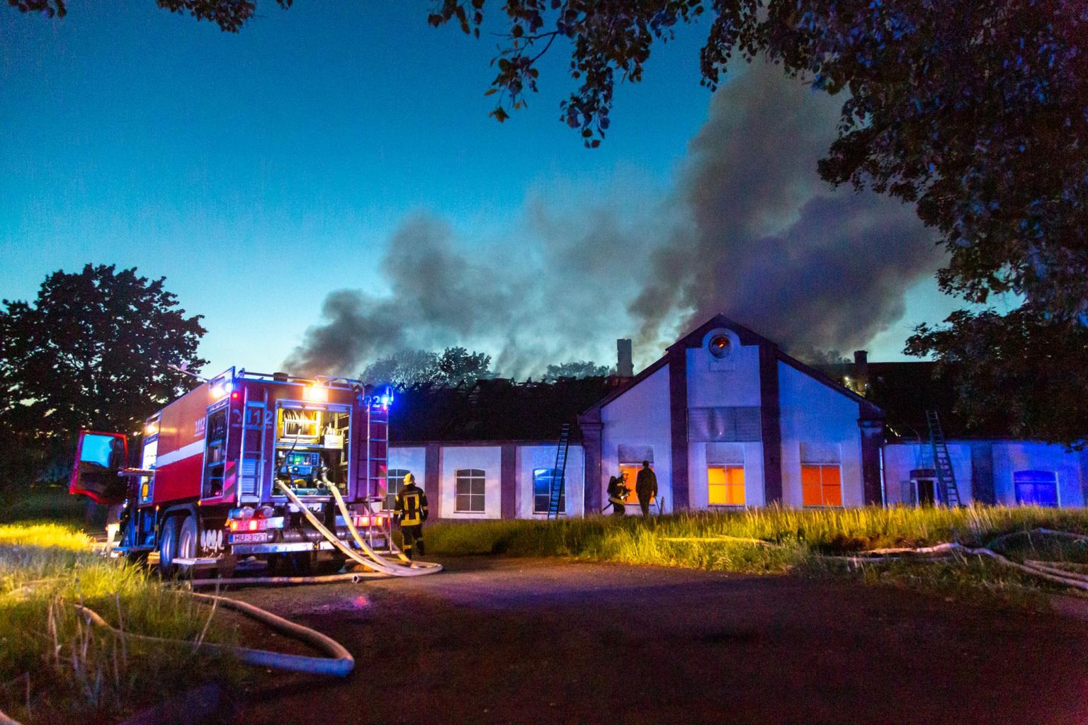 Lahtise leegiga põlenud ühekorruseline ärihoone, mis kuulub kohalikule omavalitsusele.
FOTO: Arvo Meeks