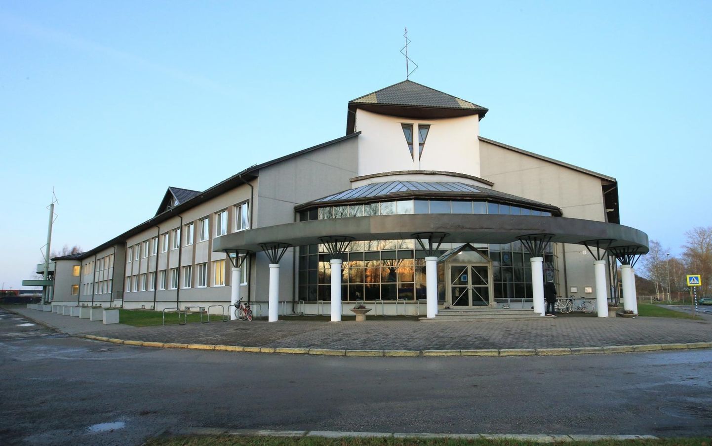 Tartu Waldorfgümnaasium on tasuline erakool, mille pidajaks on lapsevanemate poolt loodud MTÜ Tartu Vaba Waldorfkooli Selts.