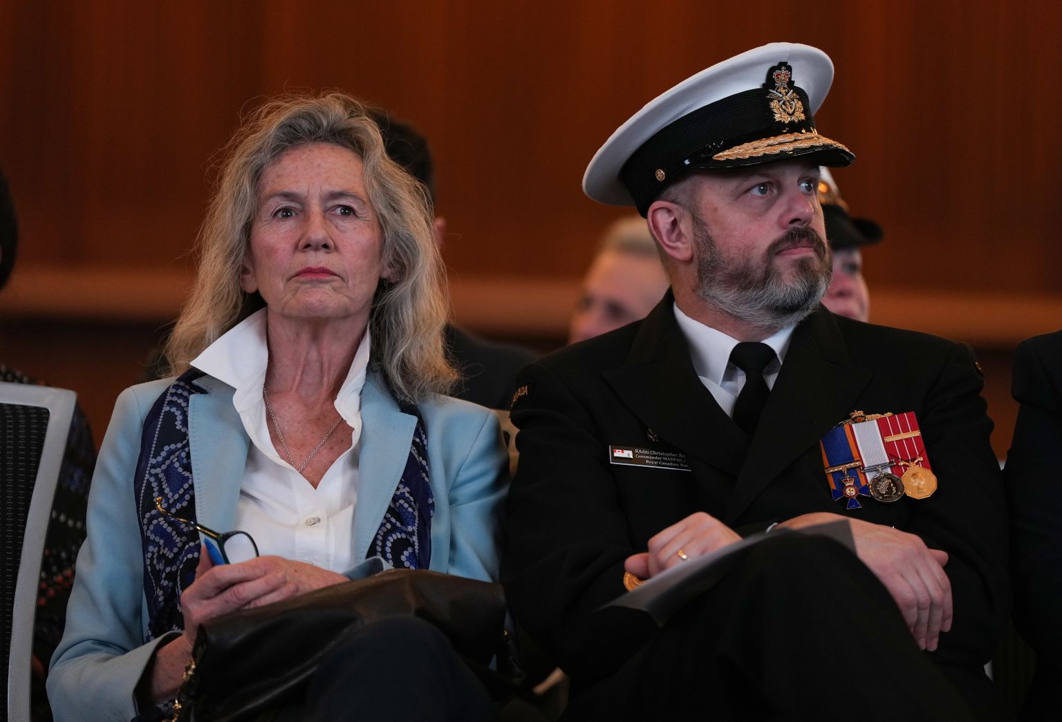 Vasakult Kanada kalanduse- ja merealademinister Joyce Murray ja Kanada kuningliku mereväe Vaikse ookeani merevägede ülem  Christopher Robinson kaitsealade konverentsil.