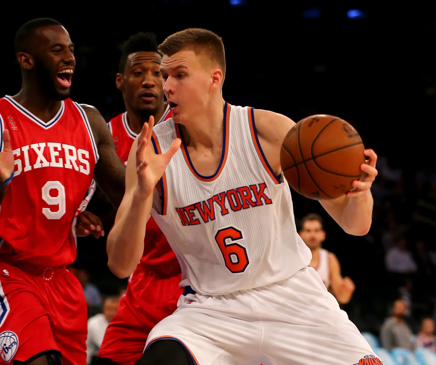 Kristaps Porzingis (paremal).