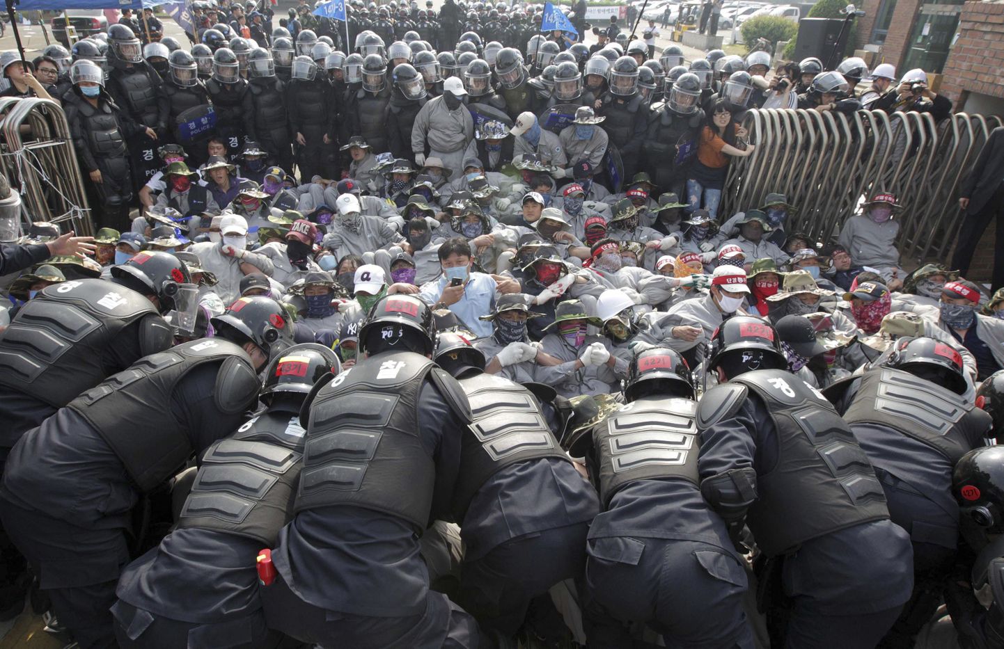 Politsei püüab streikivaid töötajaid Yoosungi tehasest välja tirida.