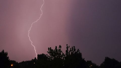 Izsludināts brīdinājums par pērkona negaisu