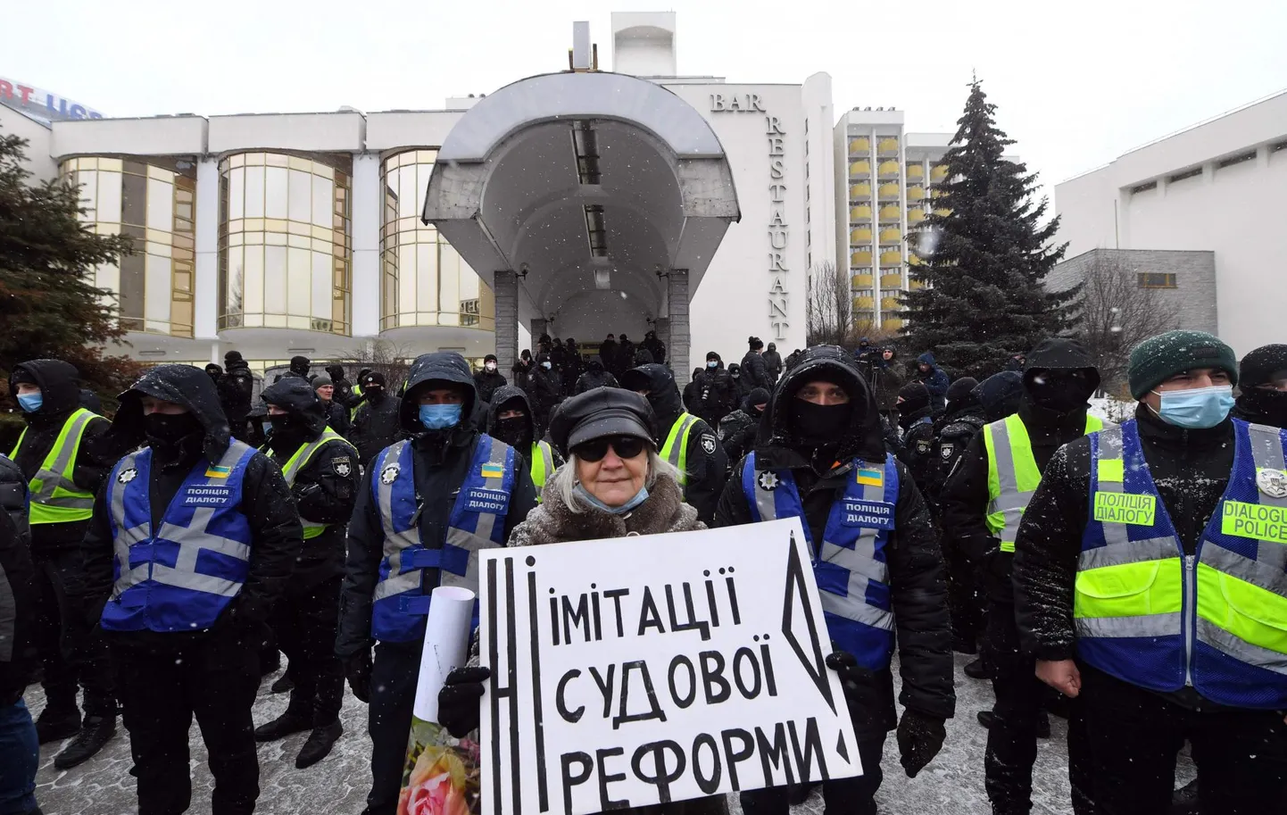 «Lõpp justiitsreformi imitatsioonile!» kuulutab plakat tänavu märtsis toimunud korruptsioonivastasel meeleavaldusel.