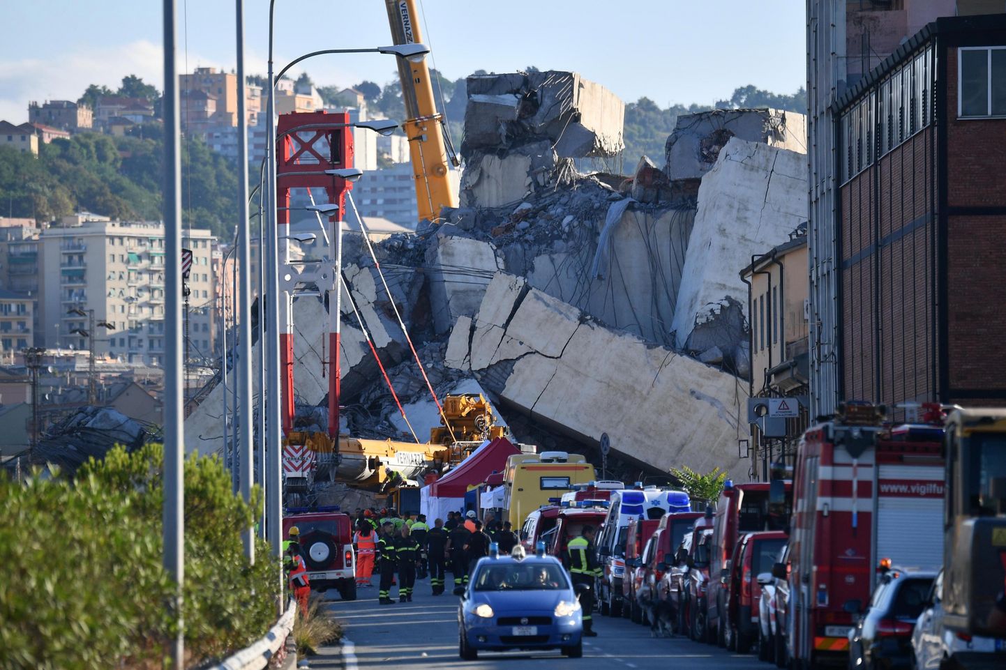 При обрушении моста в Италии погибли десятки людей.