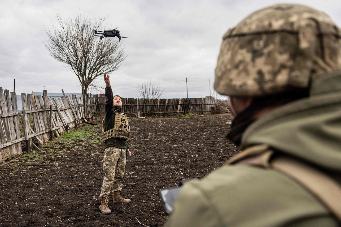 Ukraina sõdur lennutab drooni Donetski oblastis Bahmuti lähistel. Foto on illustratiivne.
