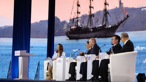 Putins brīdina, ka ārvalstu karaspēku Ukrainā Krievija uzskatīs par "leģitīmu mērķi"